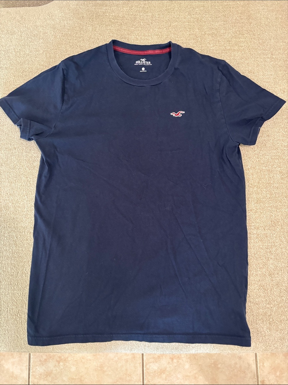 Hollister Men's Navy Short Sleeve Crew Tee with Red Logo